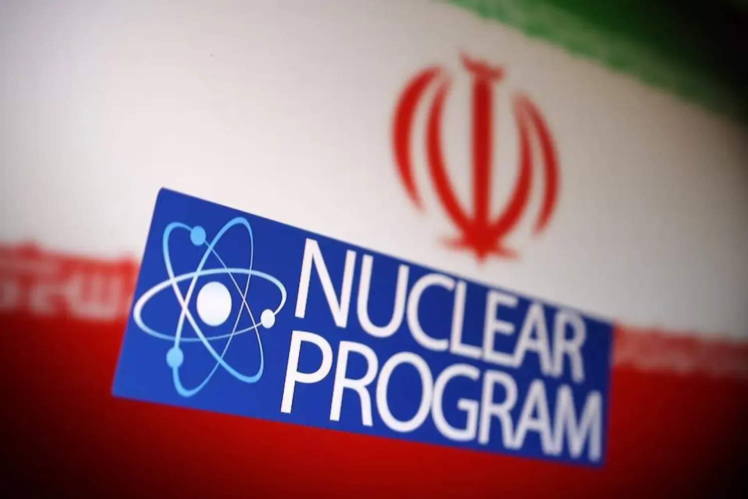 İran bayrağı, atom sembolü ve ‘nükleer program’ ifadesi (Reuters)