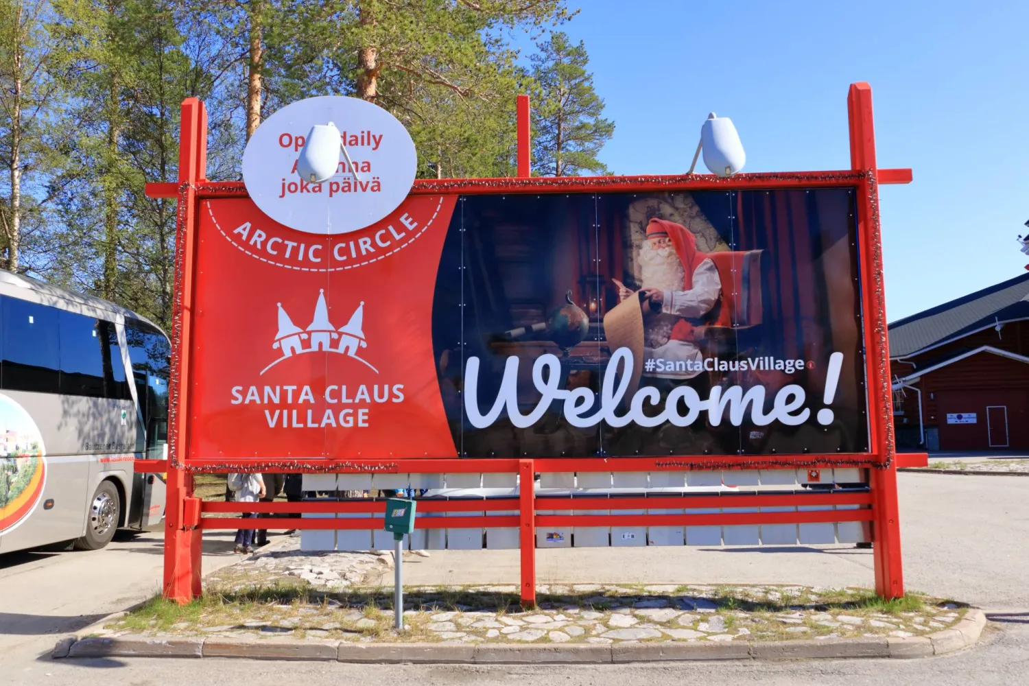 «بابا نويل» يفرّ من الشمس ويتصبّب عرقاً (غيتي)