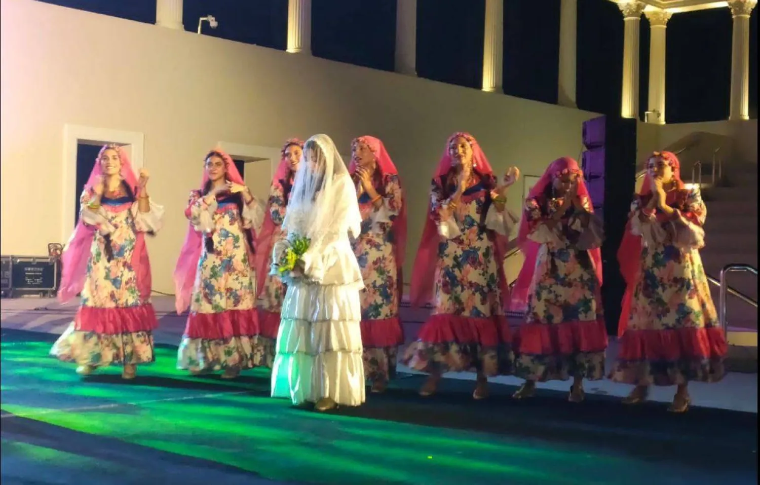 عرض بالأزياء الفولكلورية على المسرح الروماني بالعلمين الجديدة (وزارة الثقافة المصرية)