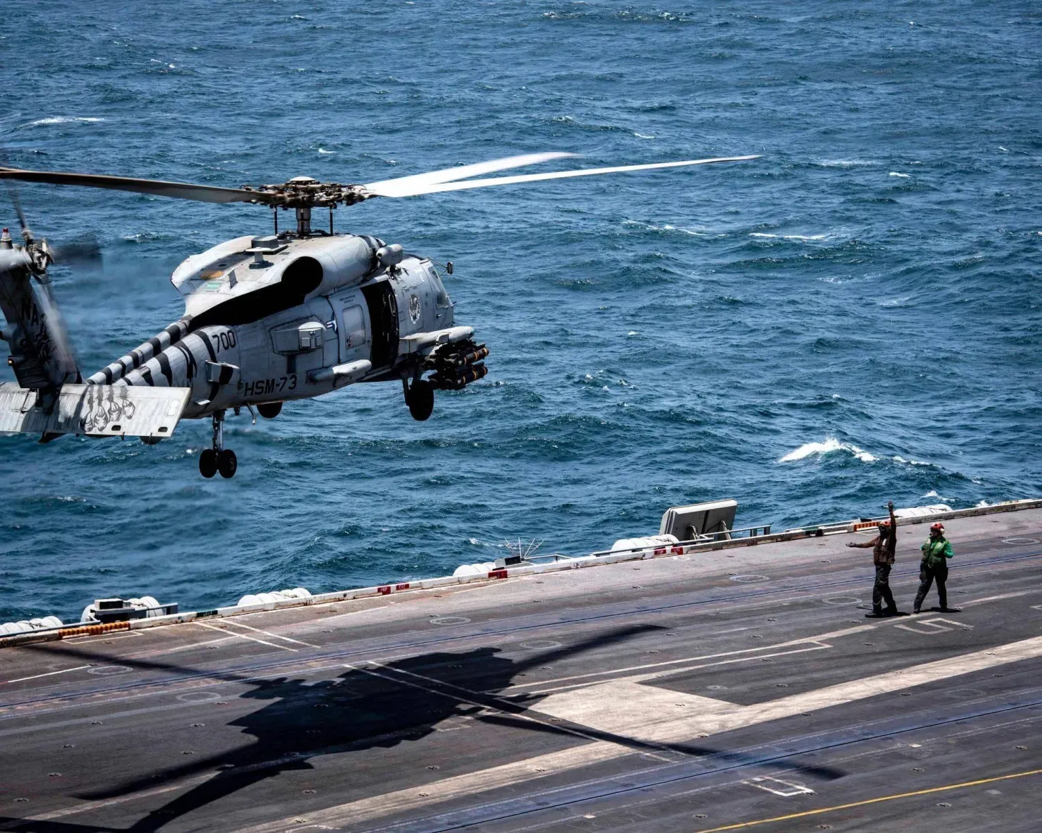Bir “Sea Hawk” helikopteri, ABD Merkez Komutanlığı operasyon bölgesi üzerinde bulunan “Nimitz” uçak gemisinden kalkış yapıyor (ABD Ordusu)