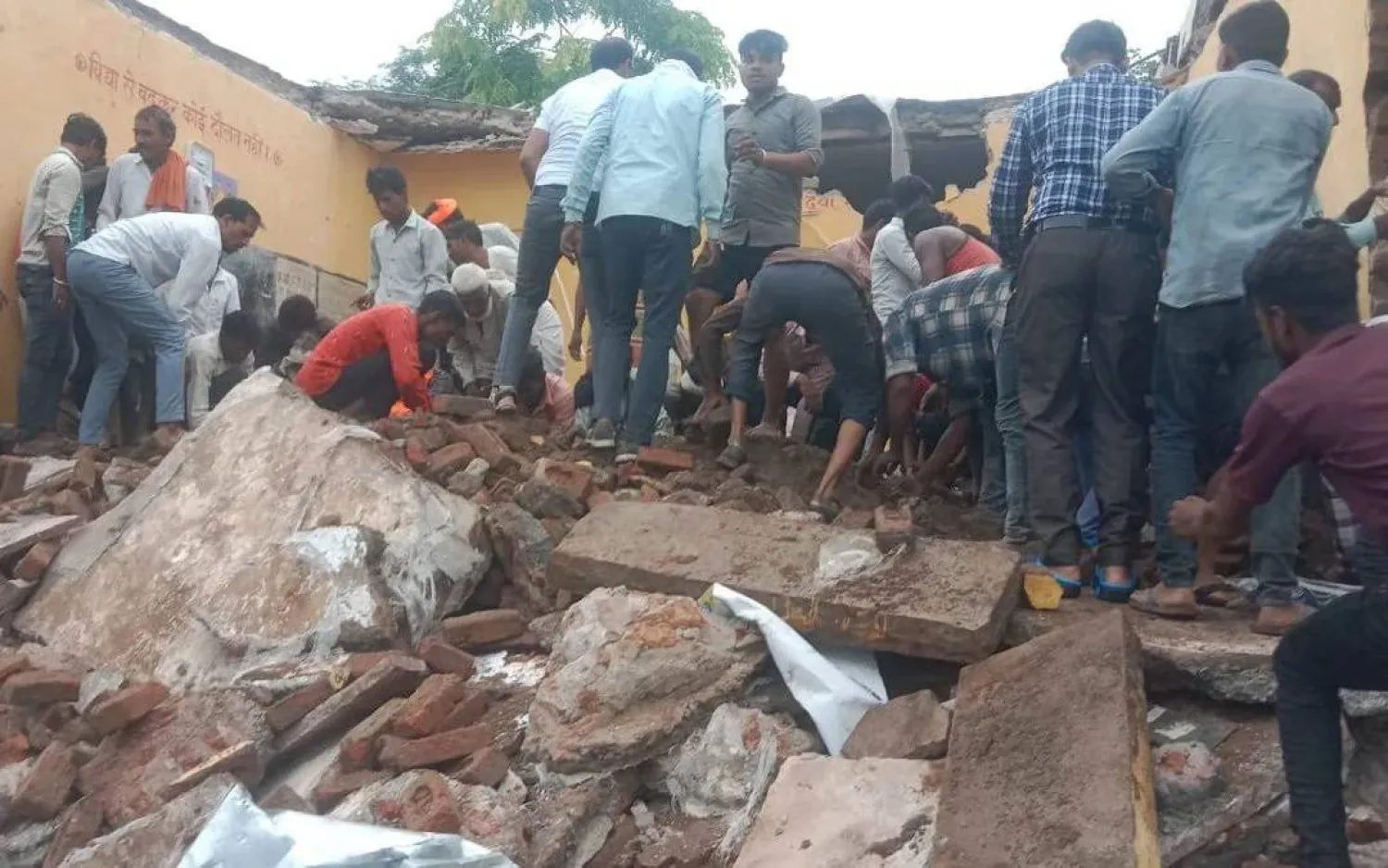 انهار المبنى فجأة بينما كان نحو 40 طالباً في الفصول الدراسية (إكس)