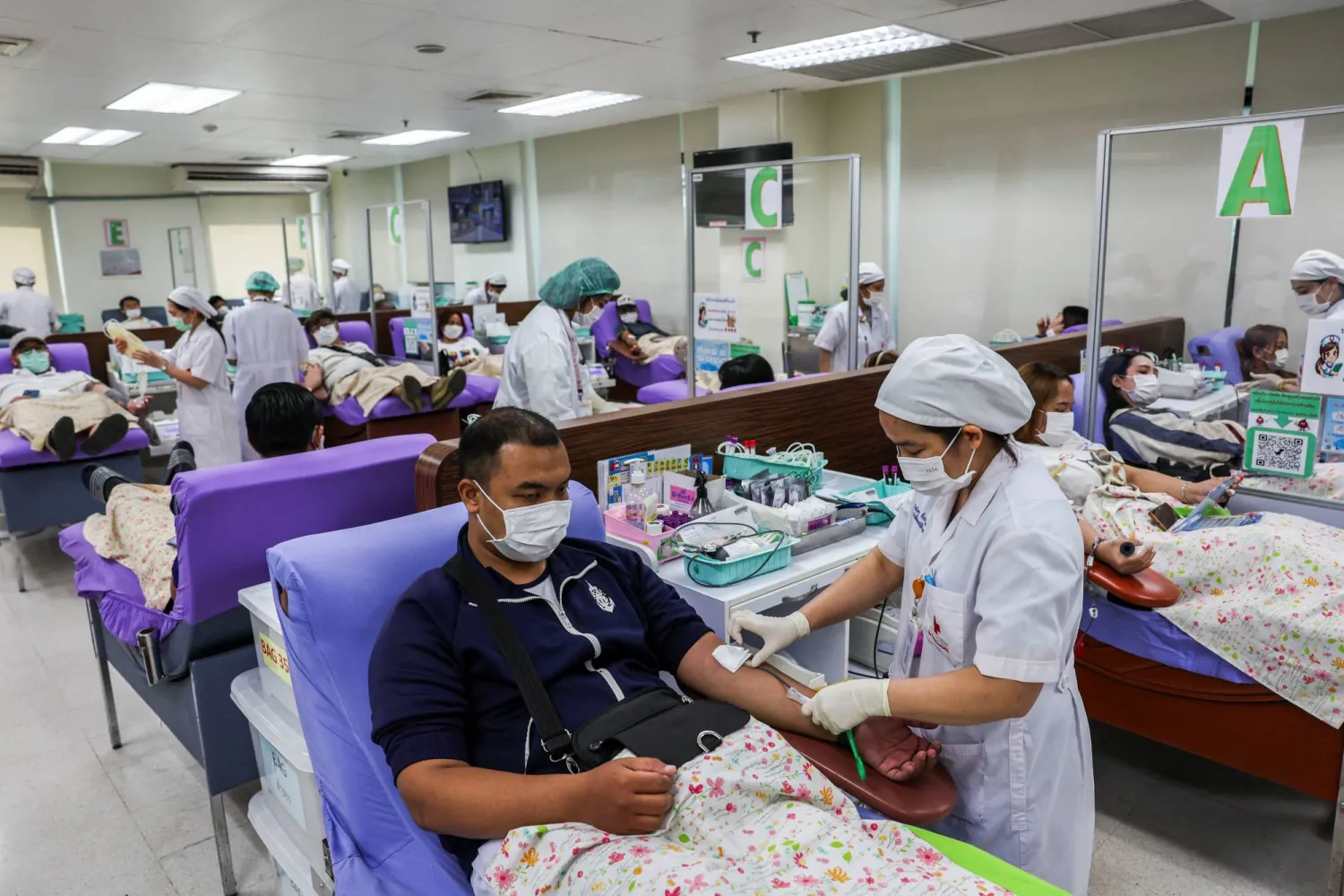 تايلانديون يتبرّعون بالدّم في مركز يديره الصليب الأحمر التايلاندي في بانكوك يوم 25 يوليو (رويترز)