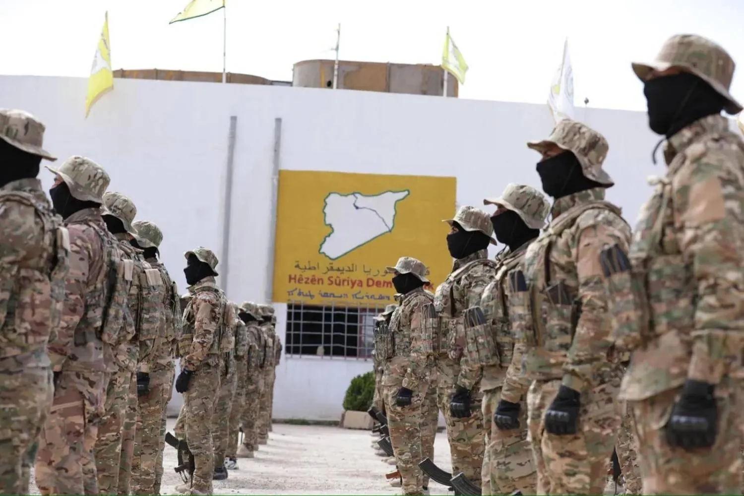 «قوات سوريا الديمقراطية» في عرض عسكري بريف دير الزور (أرشيفية - الشرق الأوسط)