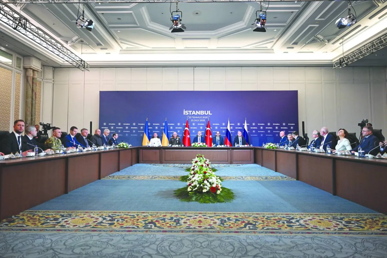 وزير الخارجية التركي يتوسط الطرفين الأوكراني (يسار) والروسي (إ.ب.أ)