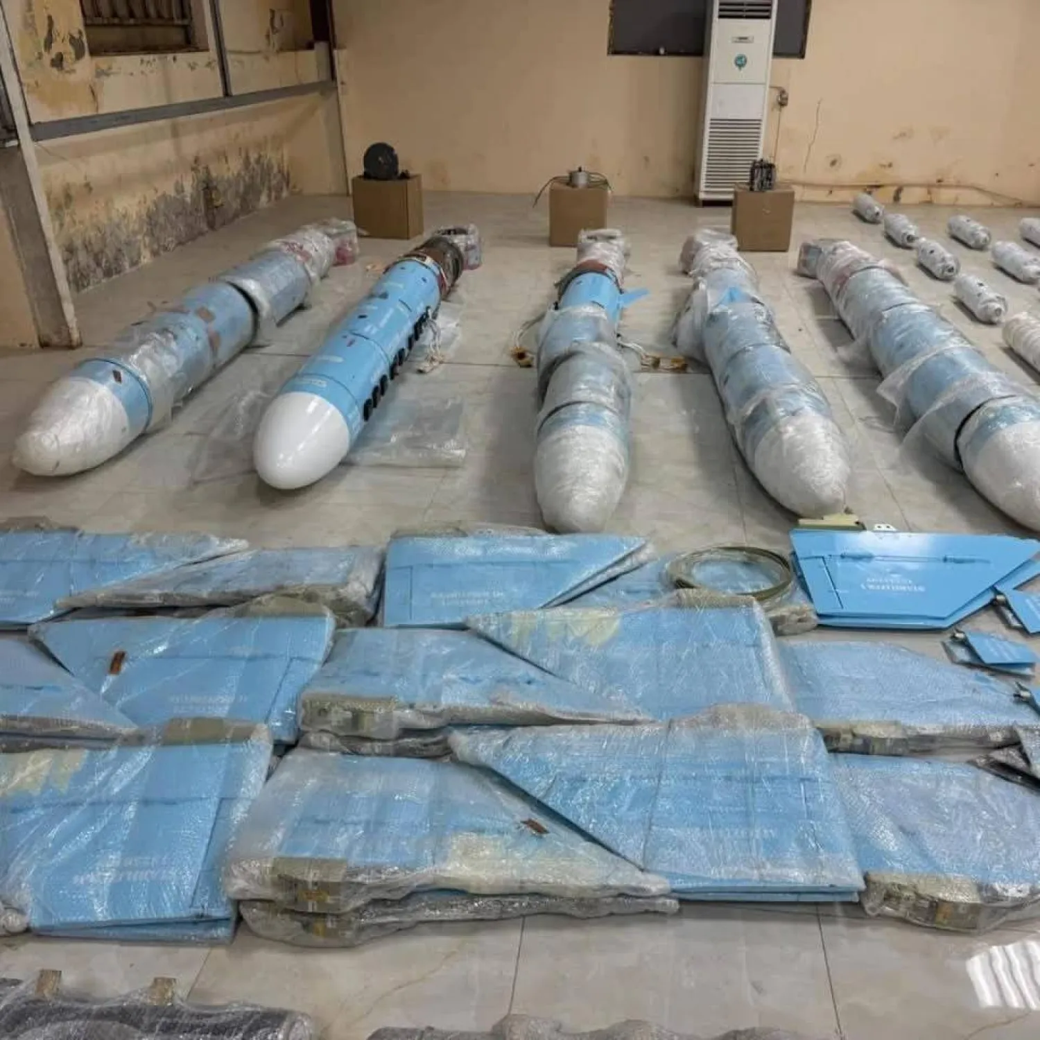 جانب من شحنة أسلحة مهربة إلى الحوثيين اعترضتها القوات الحكومية اليمنية (إعلام حكومي)