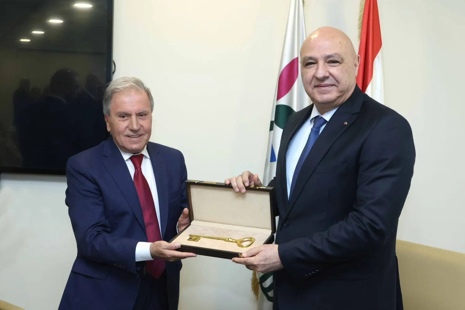 الرئيس اللبناني يتسلم رمزياً مفتاح بلدة سن الفيل التي كان يسكنها قبل انتخابه (الرئاسة اللبنانية)