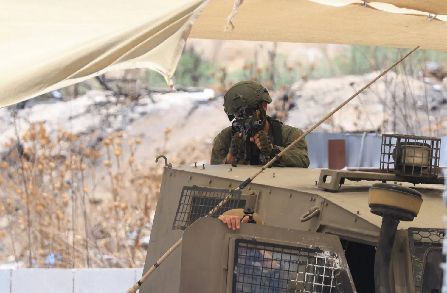 جندي إسرائيلي يصوّب بندقيته خلال عملية عسكرية في نابلس بالضفة الغربية في 23 يوليو 2025 (إ.ب.أ)