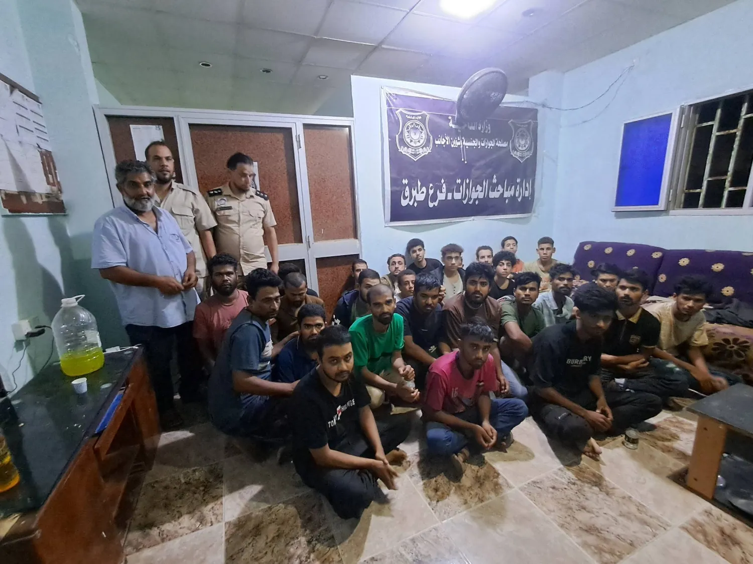 بعد «تحرير» 40 مهاجراً من قبضة مهرّبين في شرق ليبيا (مباحث الجوازات بطبرق)