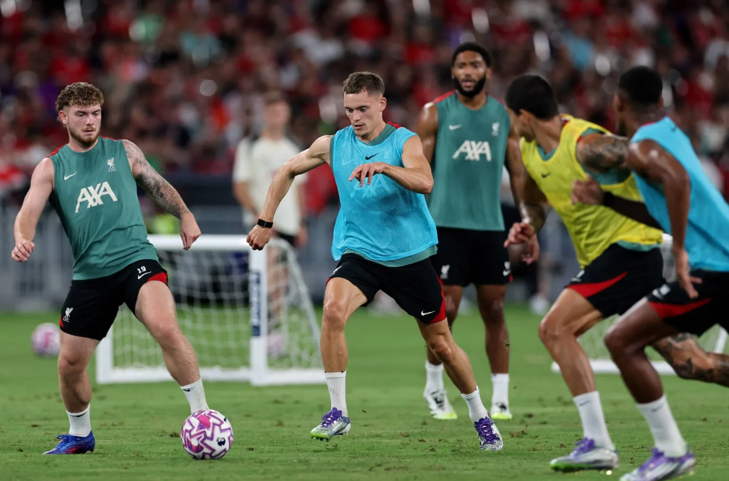 فلوريان فيرتز أغلى صفقات البريميرليغ حتى الآن يتدرب مع ناديه الجديد ليفربول (رويترز)