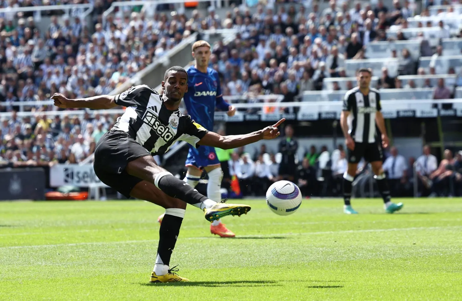 إيزاك... سيبقى في نيوكاسل أو سيرحل؟ (إ.ب.أ)