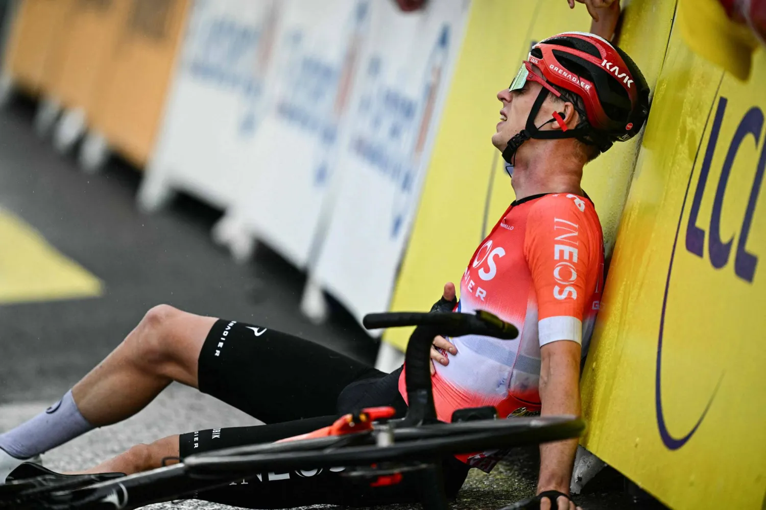 الدرّاج الهولندي يلتقط أنفاسه بعد السباق (أ.ف.ب)