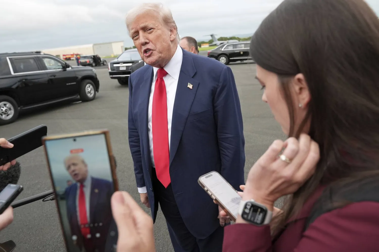 الرئيس الأميركي دونالد ترامب يتحدث للصحافيين في مطار بريستويك (أ.ب)