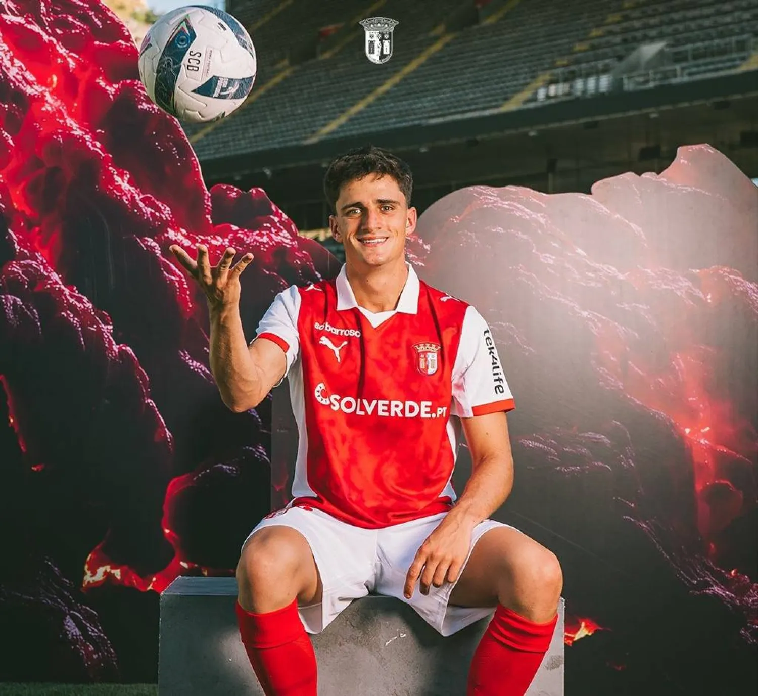 باو فيكتور بقميص النادي البرتغالي (الشرق الأوسط)