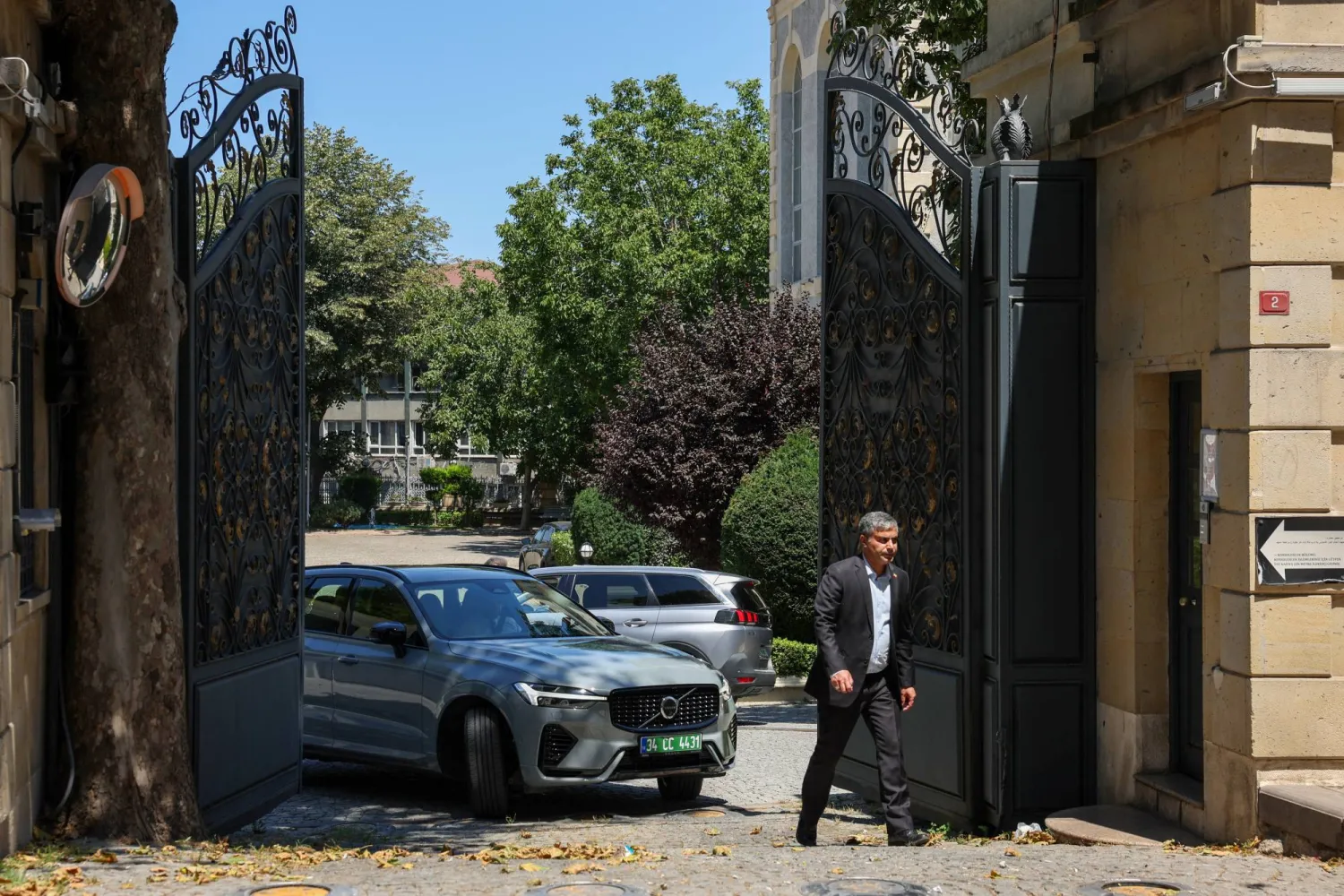 سيارة تغادر القنصلية الإيرانية بعد محادثات نووية بين إيران ومجموعة فرنسا وبريطانيا وألمانيا بإسطنبول في 25 يوليو 2025 (رويترز)