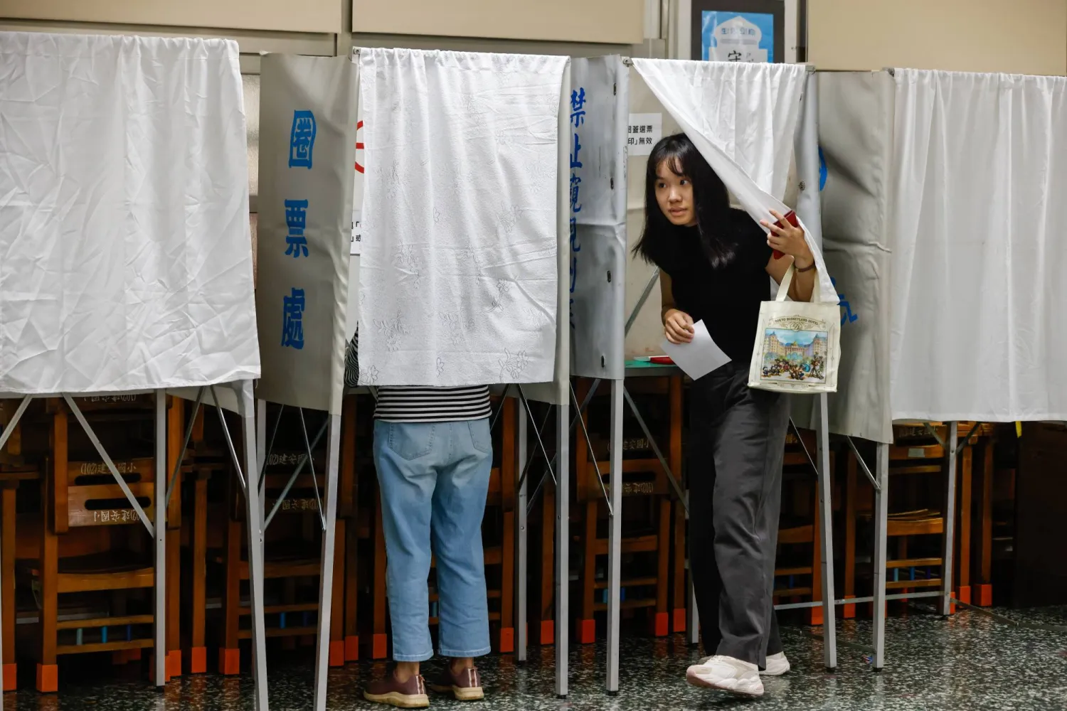 سكان تايوان يُدلون بأصواتهم خلال انتخابات في تايبيه (إ.ب.أ)