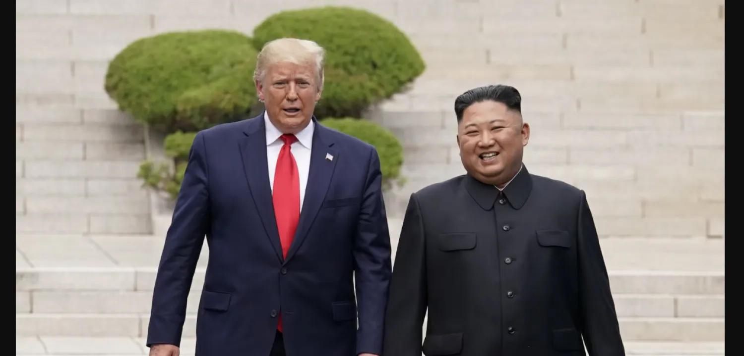 الزعيم الكوري الشمالي كيم جونغ أون (يمين) يقف إلى جانب الرئيس الأميركي دونالد ترمب (رويترز)