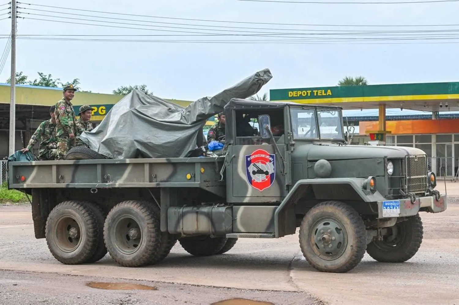 Cambodian soldiers stand on a military truck with an anti-aircraft gun in Oddar Meanchey province on July 26, 2025. (AFP)