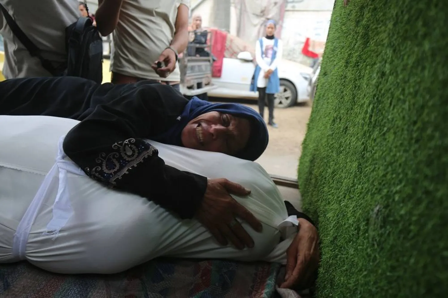 26 July 2025, Palestinian Territories, Gaza: Relatives of Palestinians who lost their lives mourn in Al-Shifa Hospital after an Israeli bombing at buildings sheltering displaced people in Gaza city. (dpa) 