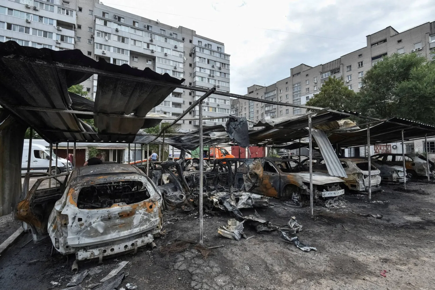 صورة تُظهر سيارات محترقة في موقع غارة طائرة دون طيار روسية وسط هجوم روسي على أوكرانيا في دنيبرو (رويترز)