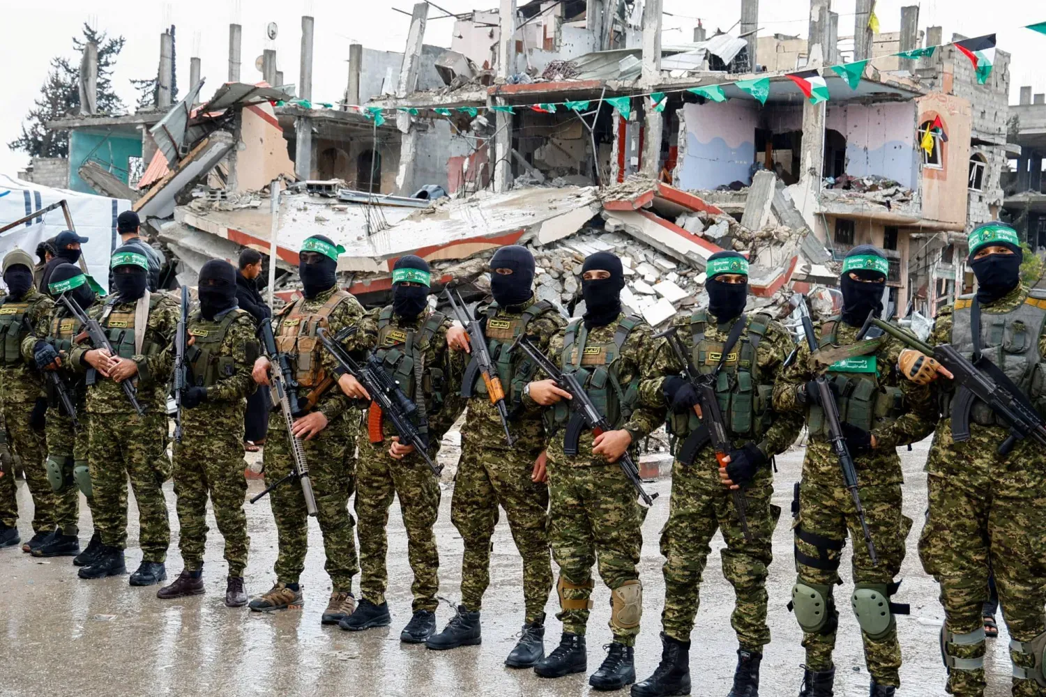 Hamas üyeleri, 22 Şubat 2025 tarihinde Gazze Şeridi'nin güneyindeki Refah'ta gerçekleşen esir teslim töreni sırasında (Reuters)