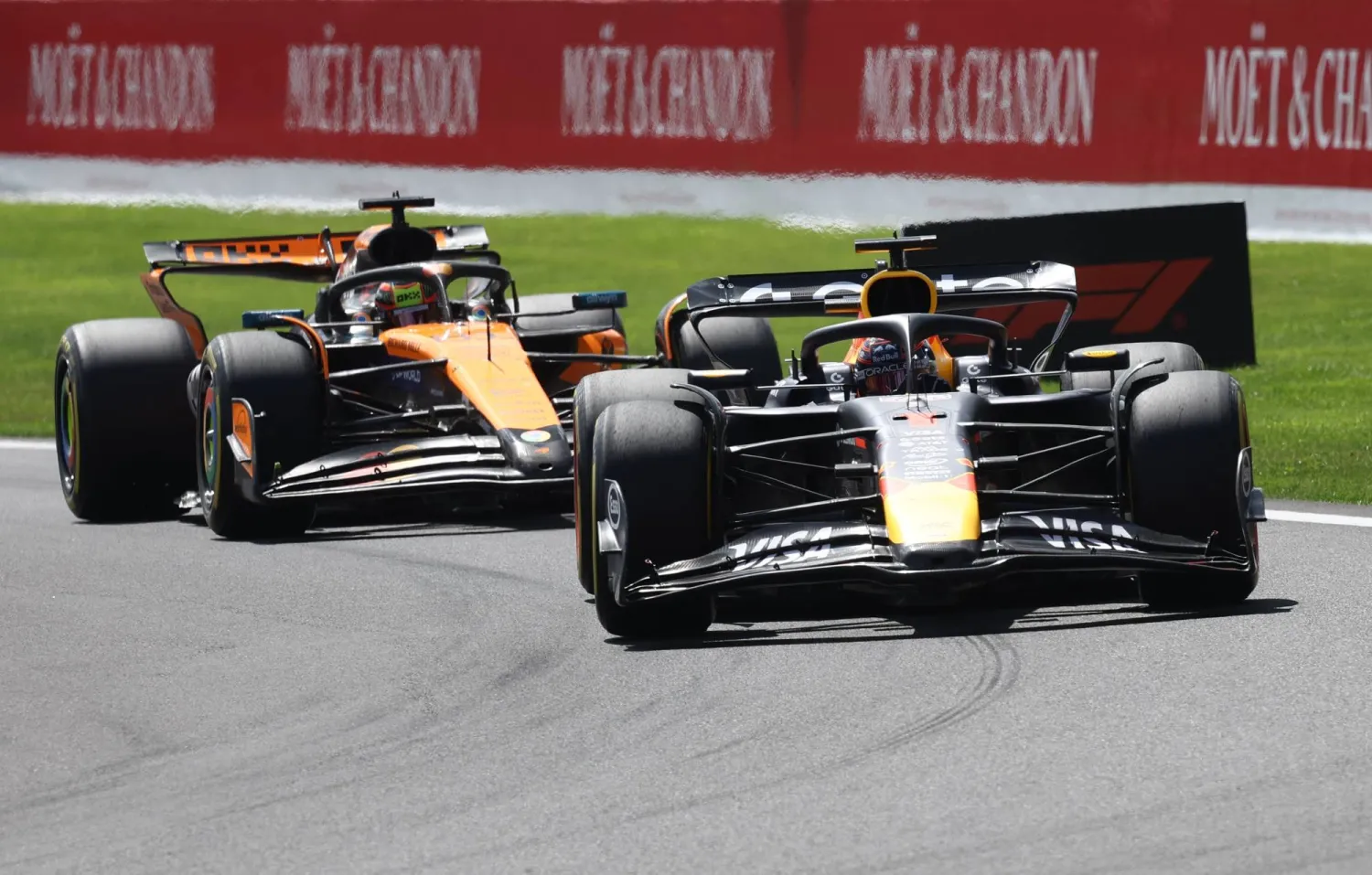  ماكس فرستابن تفوق على بياستري وفاز بسباق السرعة في بلجيكا (رويترز)