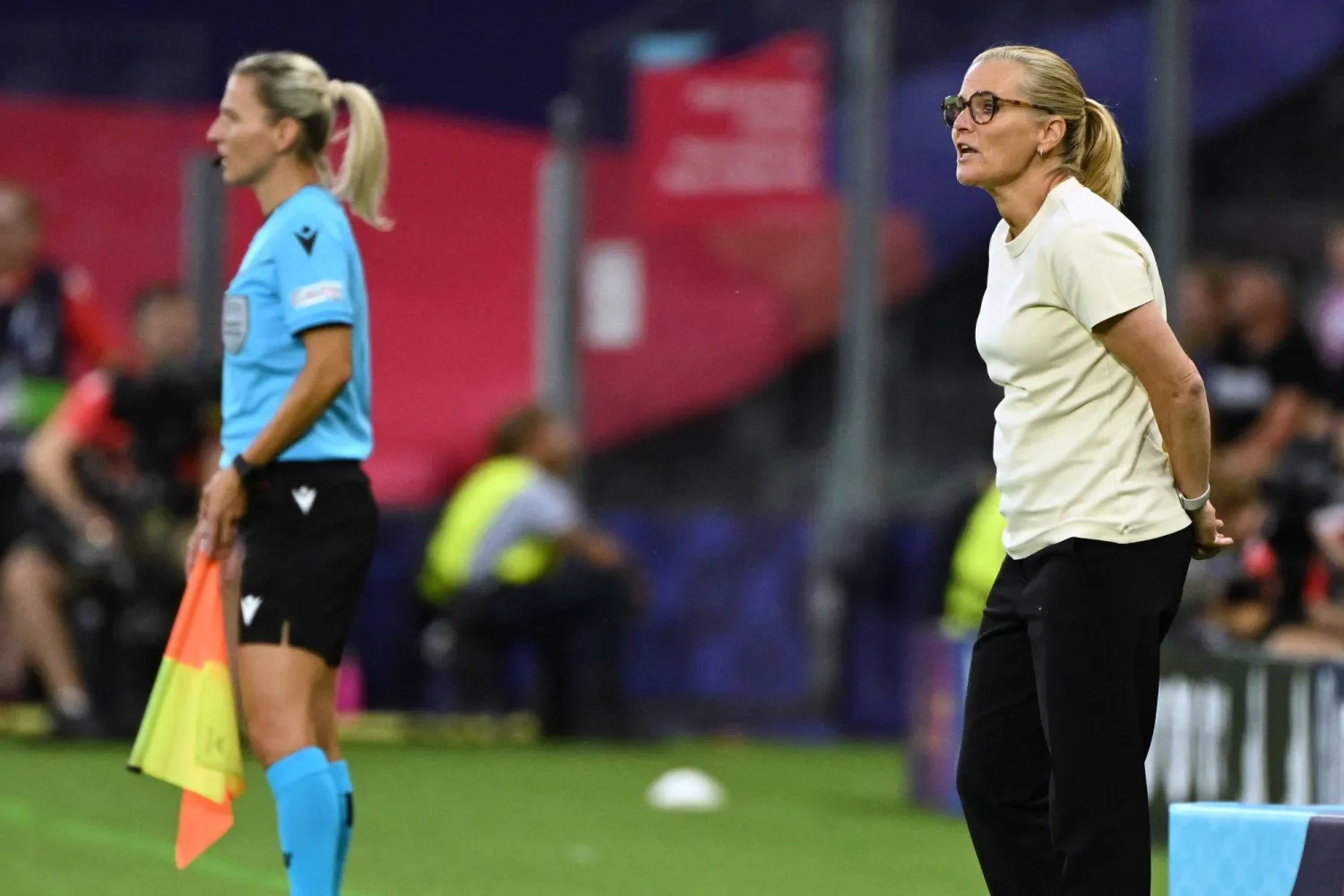 المديرة الفنية لمنتخب إنجلترا النسائي سارينا ويغمان تصنع التاريخ في سويسرا (أ.ف.ب)