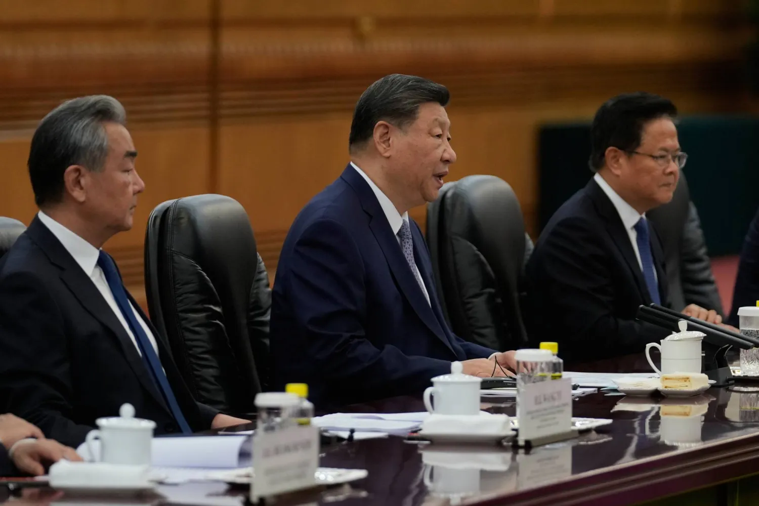 من اليسار وزير الخارجية الصيني وانغ يي والرئيس شي جينبينغ (إ.ب.أ)