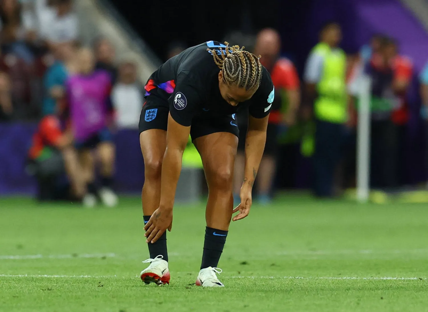 لورين جيمس غادرت الملعب مصابة في مواجهة إنجلترا وإيطاليا (رويترز)