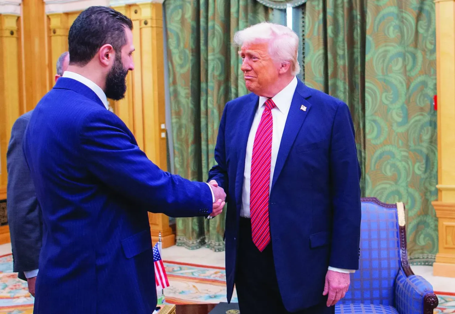 ABD Başkanı Donald Trump ve Suriye Cumhurbaşkanı Ahmed eş-Şera, 14 Mayıs 2025'te Suudi Arabistan'da bir araya geldi. (AP)