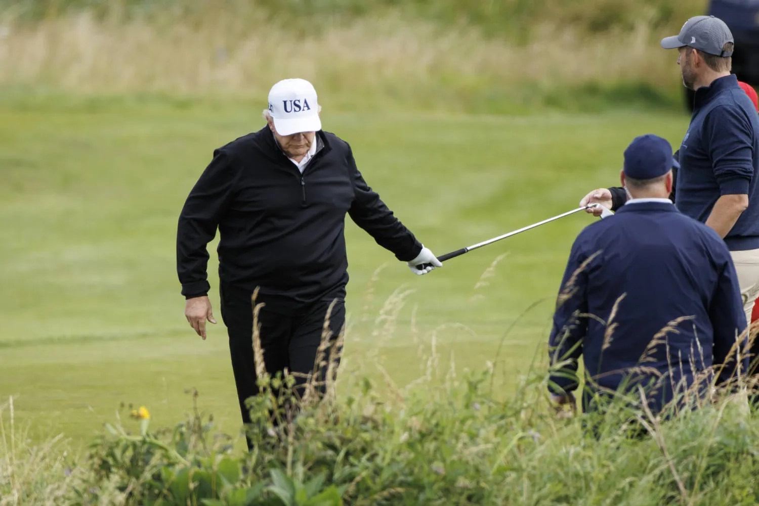 ترمب يمارس رياضة الغولف في ملعب «ترمب تيرنبيري» (إ.ب.أ)
