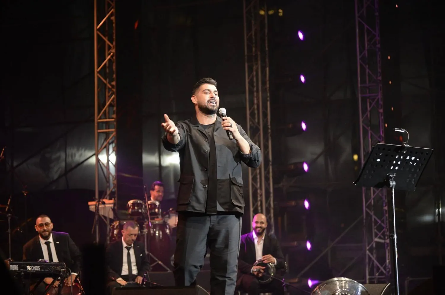 لنحو 90 دقيقة أحاكَ أمسية رومانسية بصوته الشجي (فيسبوك)