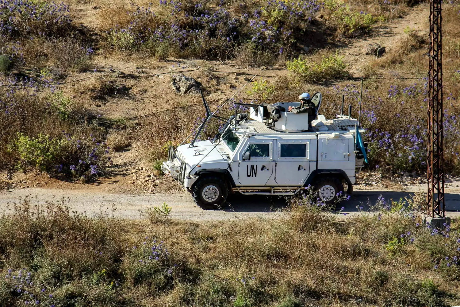 سيارة لقوات «اليونيفيل» خلال دورية في مدينة مرجعيون بجنوب لبنان (أ.ف.ب)