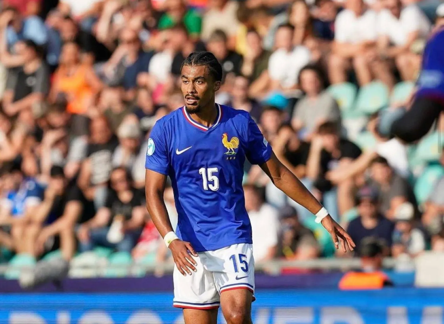 الشاب الفرنسي ناثان زيزي بقميص منتخب بلاده (حساب اللاعب في «إنستغرام»)