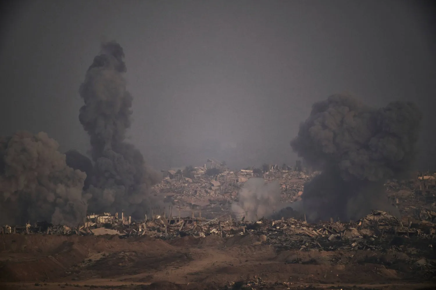 دخان يتصاعد فوق شمال غزة جراء غارة جوية إسرائيلية السبت (أ.ب)