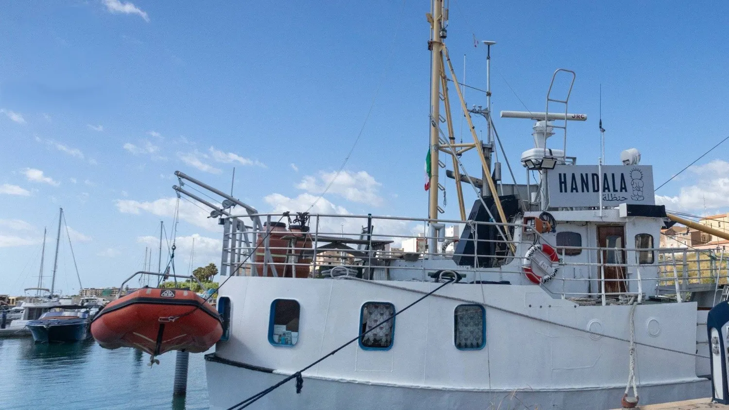 السفينة «حنظلة» خلال التجهيزات الأخيرة في إيطاليا قبل مغادرتها في اتجاه ساحل غزة (اللجنة الدولية لكسر الحصار عن غزة عبر منصة «إكس»)