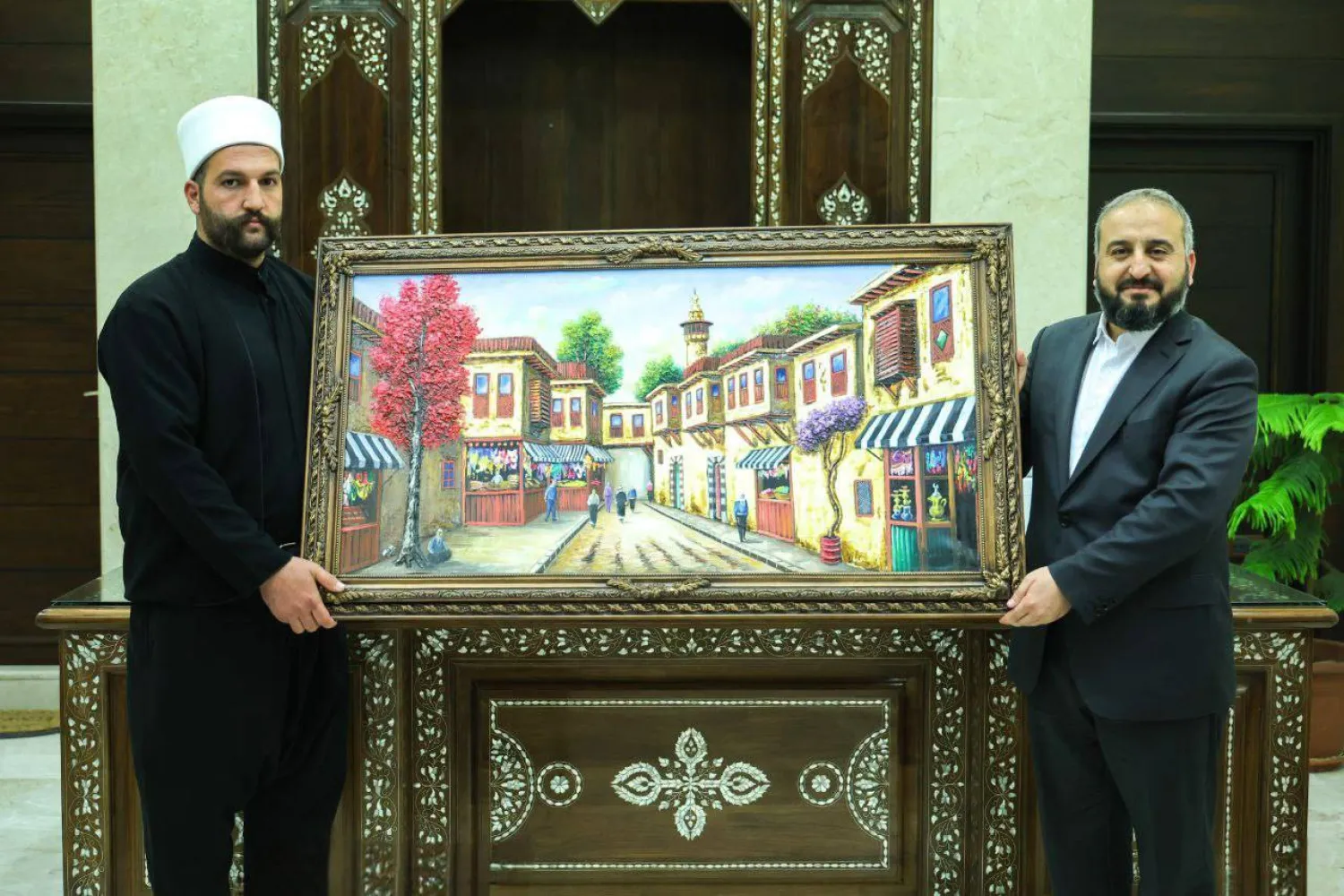 وزير الدفاع مرهف أبو قصرة يتلقى لوحة من وفد «رجال الكرامة» بالسويداء يترأسه الشيخ ليث وحيد البلعوس (سانا)