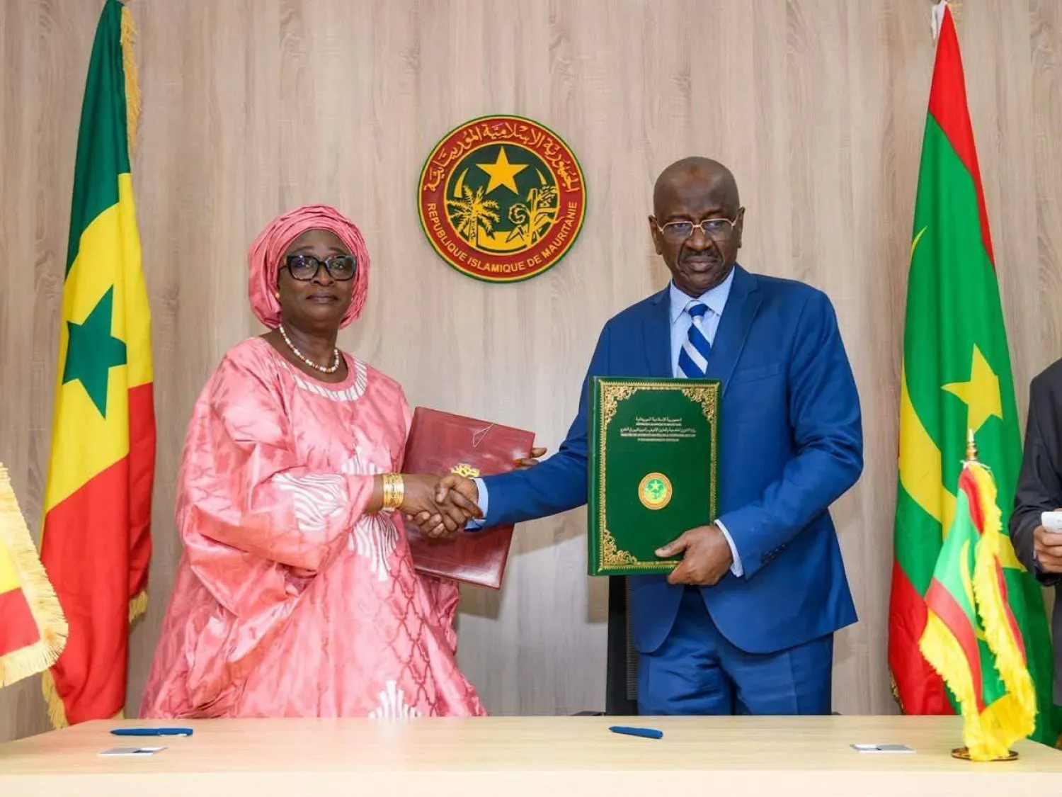 وزير خارجية موريتانيا ونظيرته السنغالية بعد توقيع الاتفاقية (الوكالة الموريتانية للأنباء)
