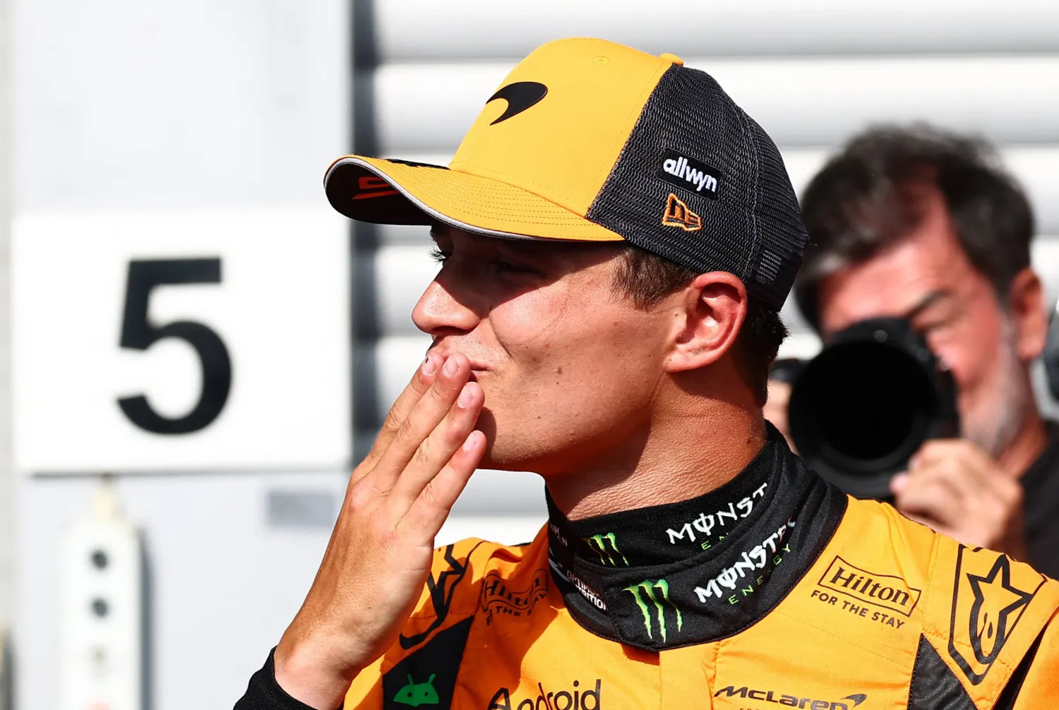 لاندو نوريس سائق مكلارين يحتفل بتصدره تجارب بلجيكا الرسمية (رويترز)