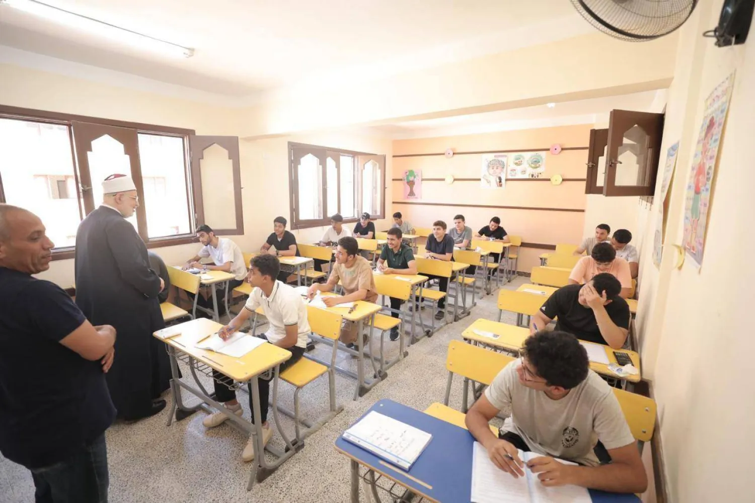 طلاب الأزهر خلال امتحانات «الثانوية الأزهرية»... (صفحة الأزهر على «فيبسوك»)