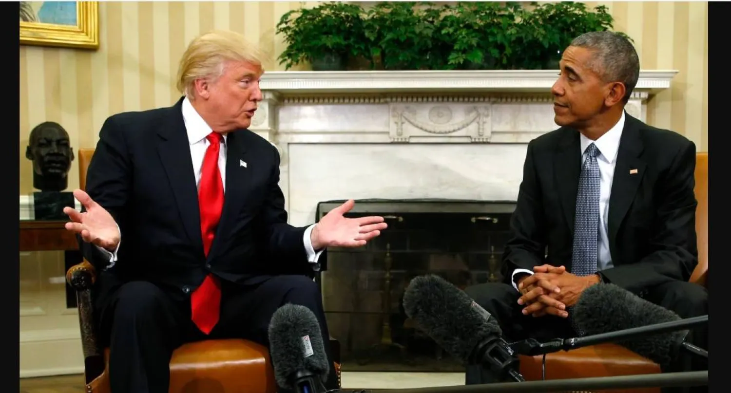 الرئيس الأميركي دونالد ترمب يتحدث إلى باراك أوباما في البيت الأبيض (رويترز)