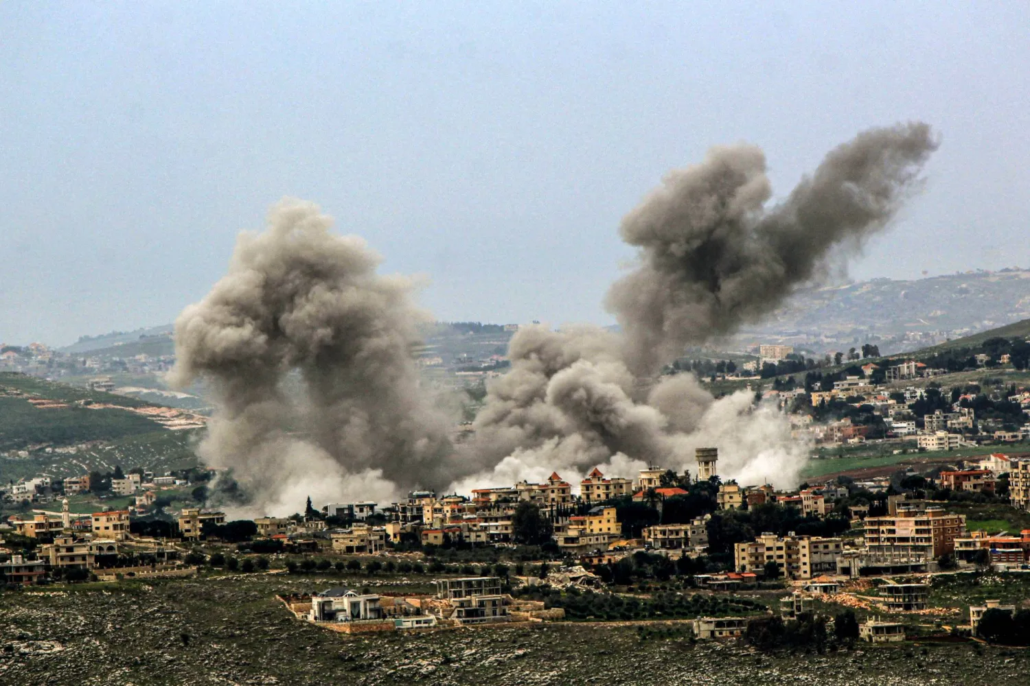 تصاعد دخان كثيف من مناطق قصفتها القوات الإسرائيلية في بلدة الخيام الحدودية جنوب لبنان نهاية مارس الماضي (أرشيفية - د.ب.أ)