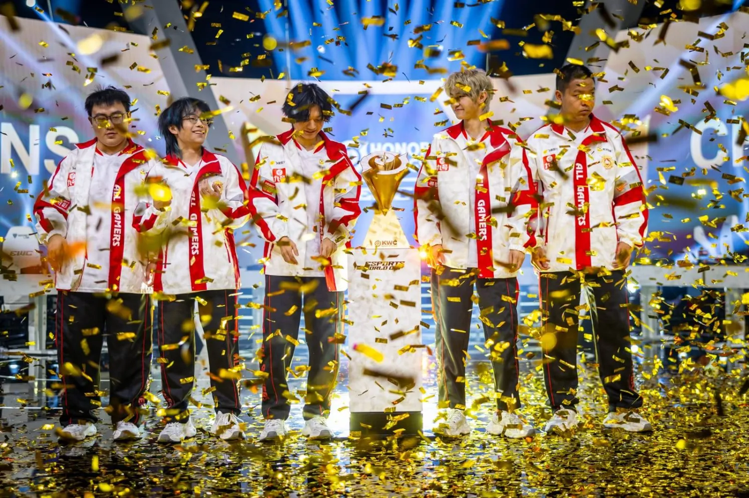 فريق «إي جي إي إل» لحظة تتويجه باللقب (الشرق الأوسط)