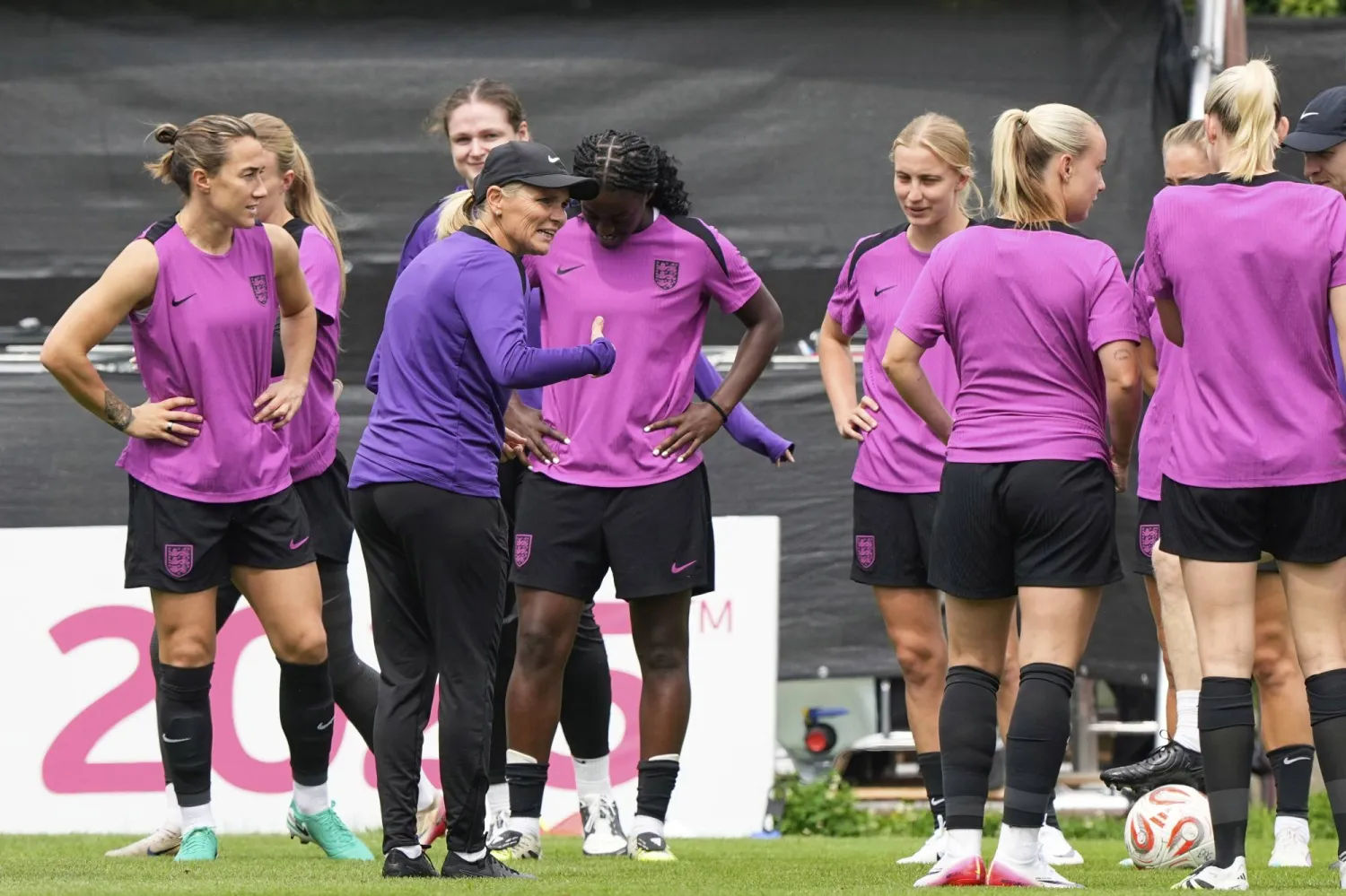 ويغمان خلال قيادتها تدريبات إنجلترا الأخيرة (أ.ب)