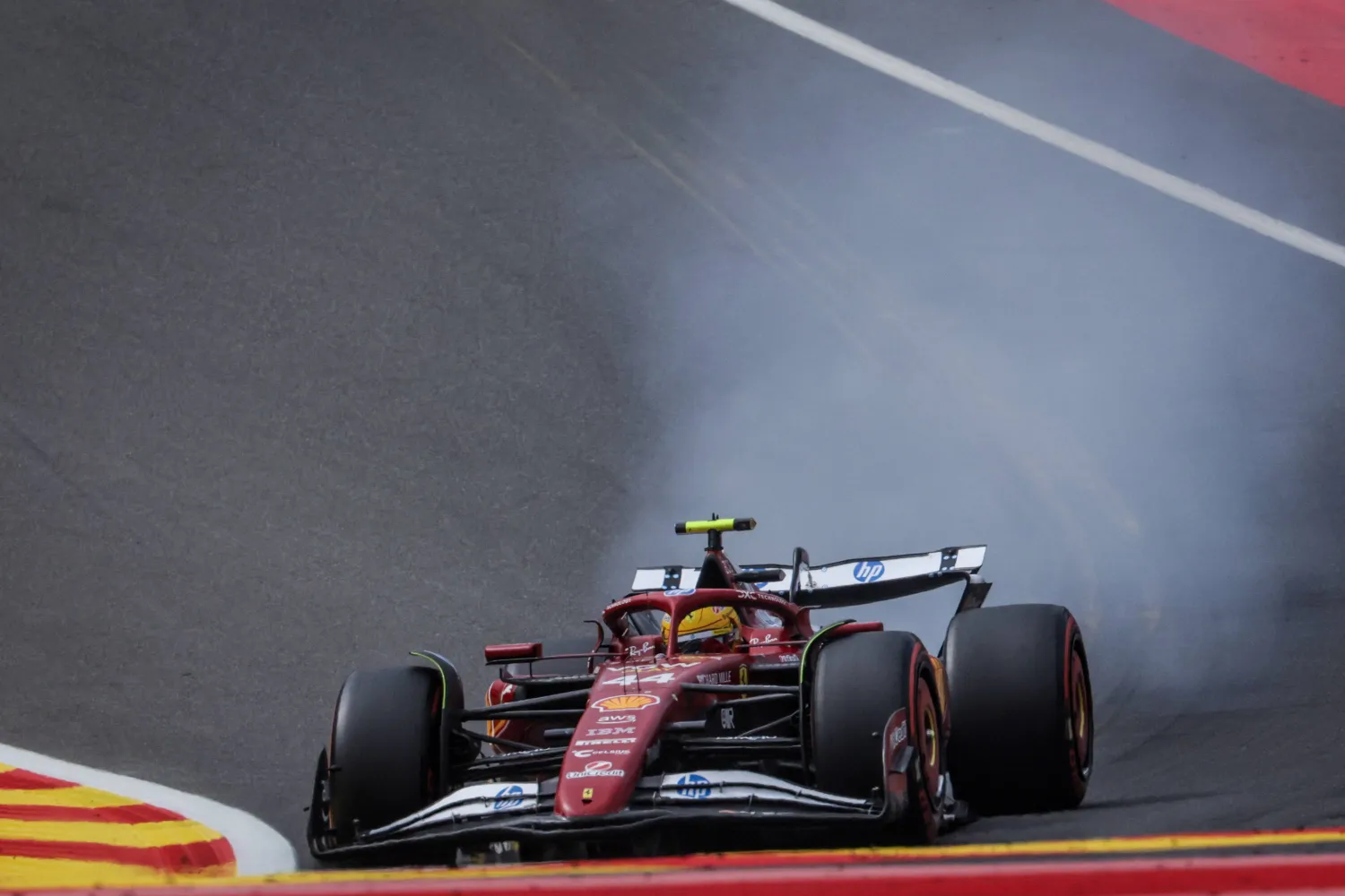 هاميلتون خلال إحدى لفات مرحلة التجارب التأهيليه (إ.ب.أ)