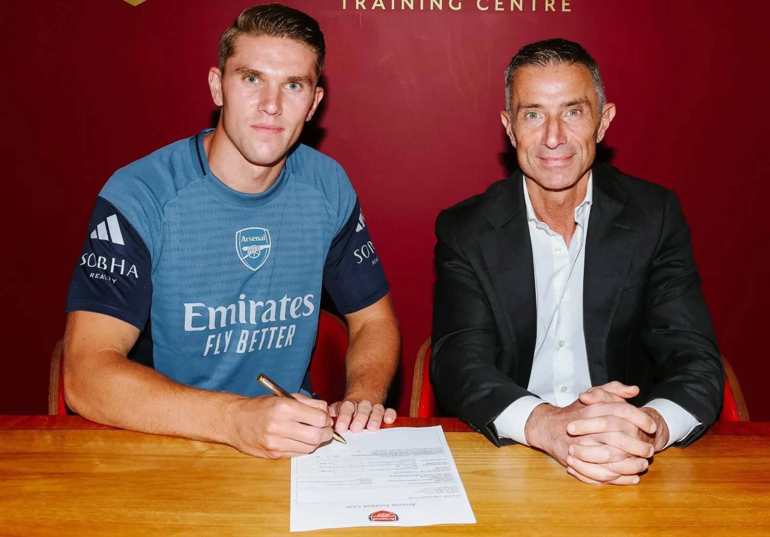 يوكيريس خلال توقيع العقد (الشرق الأوسط)