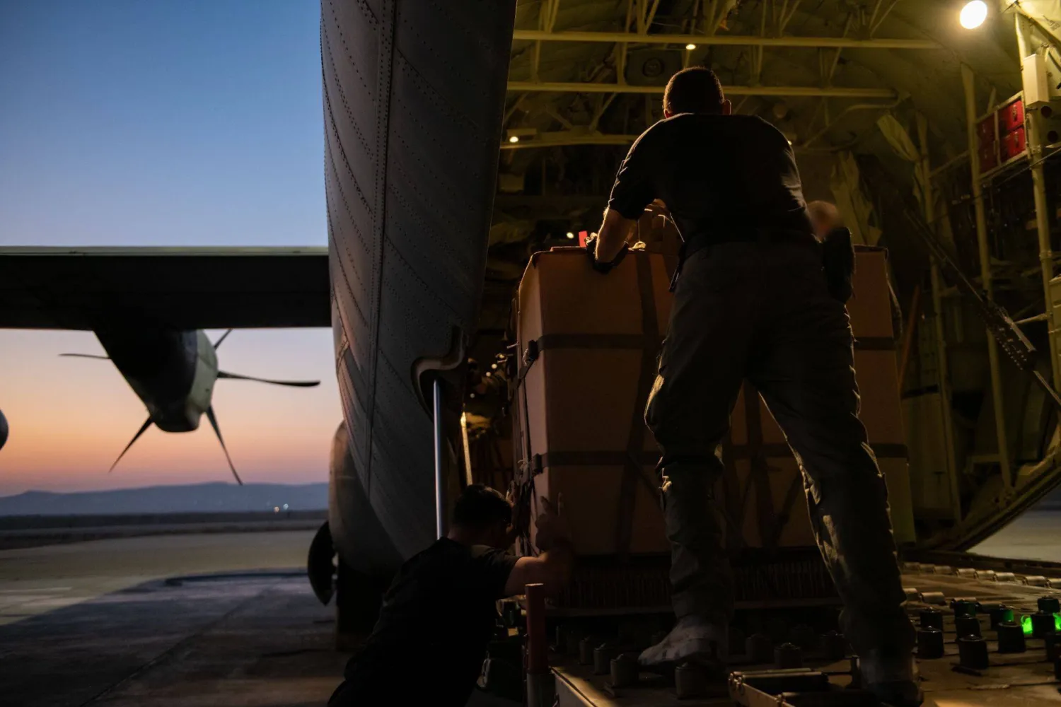 تحميل مساعدات إنسانية على متن طائرة نقل عسكري تمهيداً لإسقاطها جواً فوق غزة (الجيش الإسرائيلي)