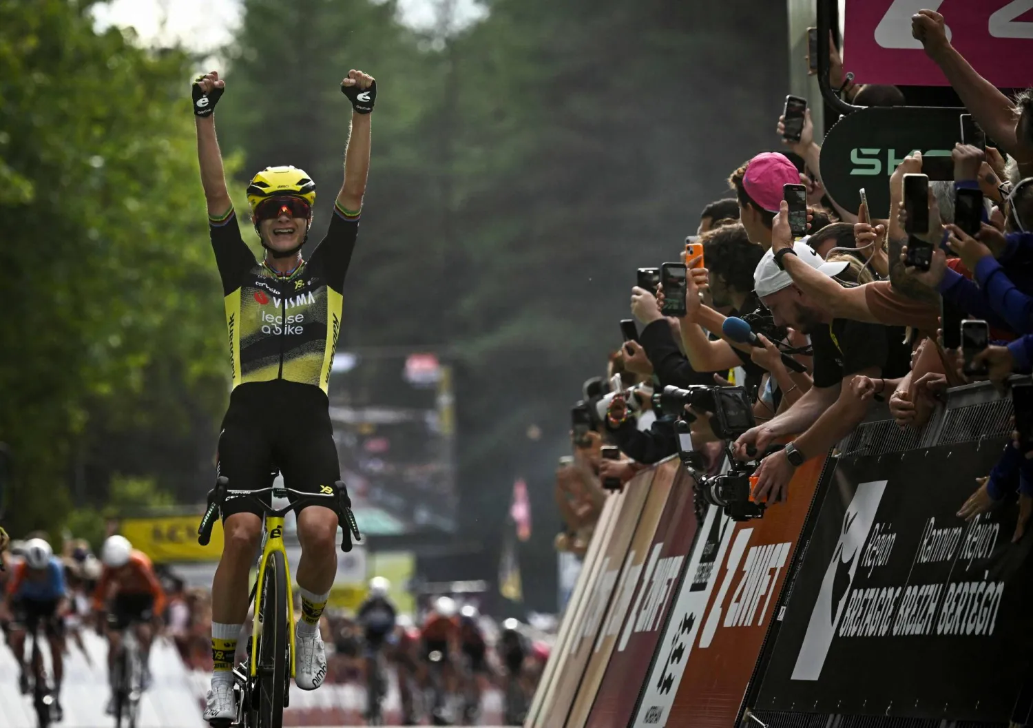 فوس تحتفل عند خط النهاية (أ.ف.ب)