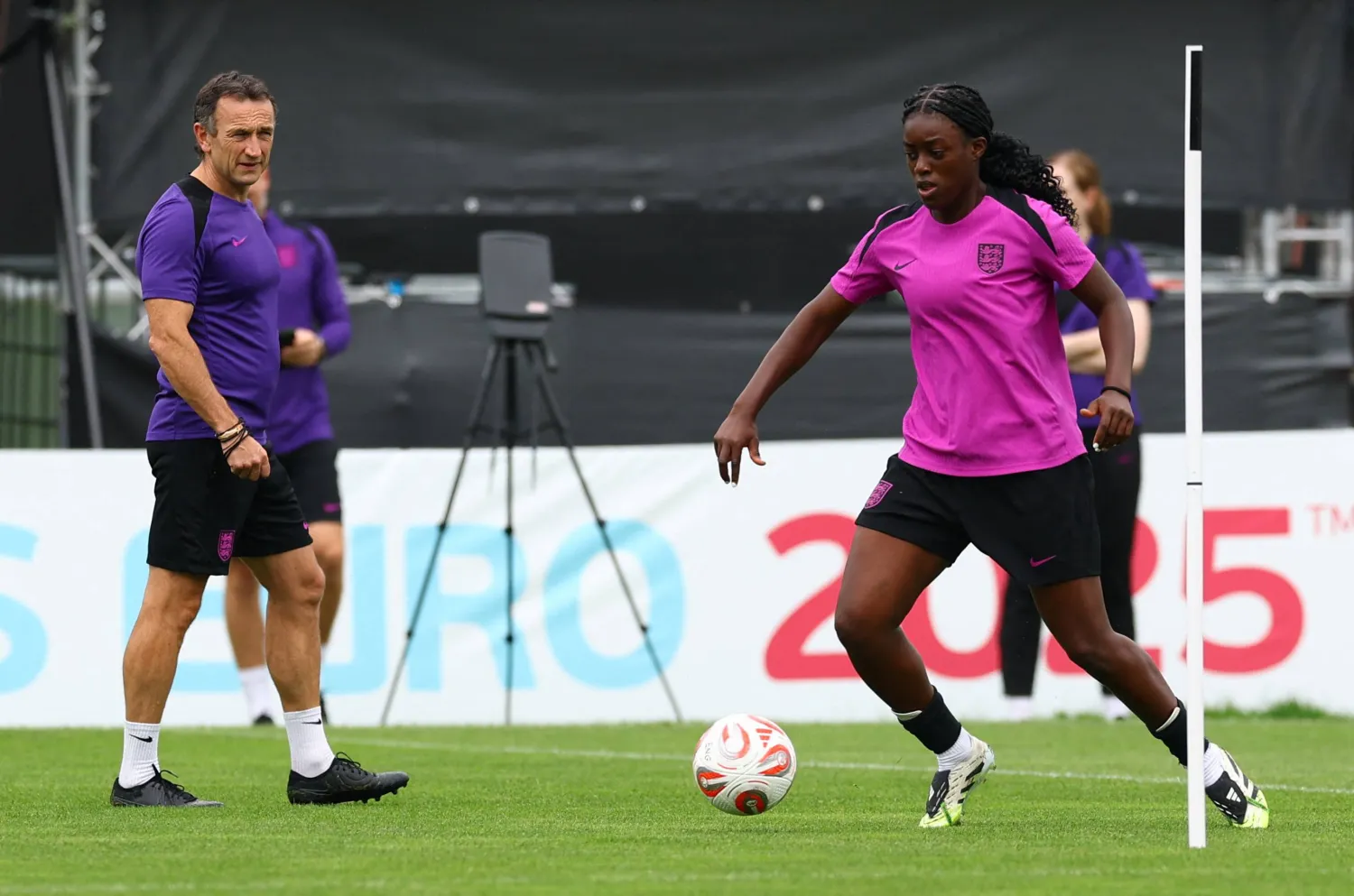  ميشيل أجيمانج خلال تدريبات إنجلترا الأخيرة (رويترز)