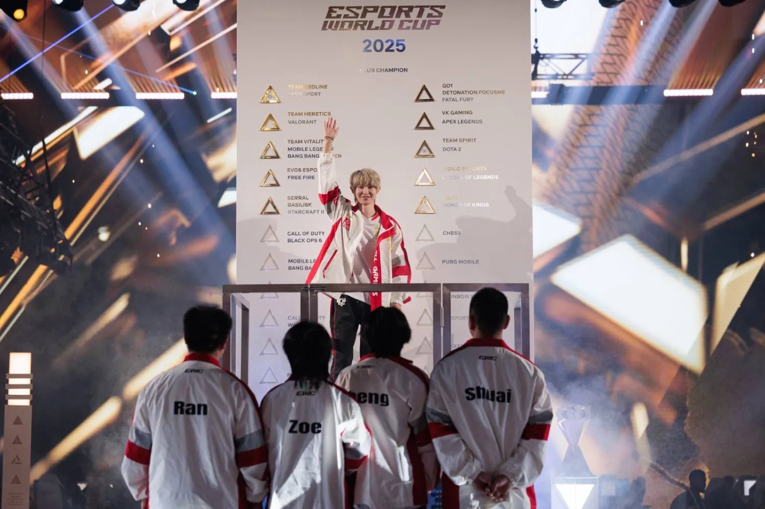 اللاعب الصيني الشهير بـ«يِينوو» خلال مراسم التتويج (الشرق الأوسط)