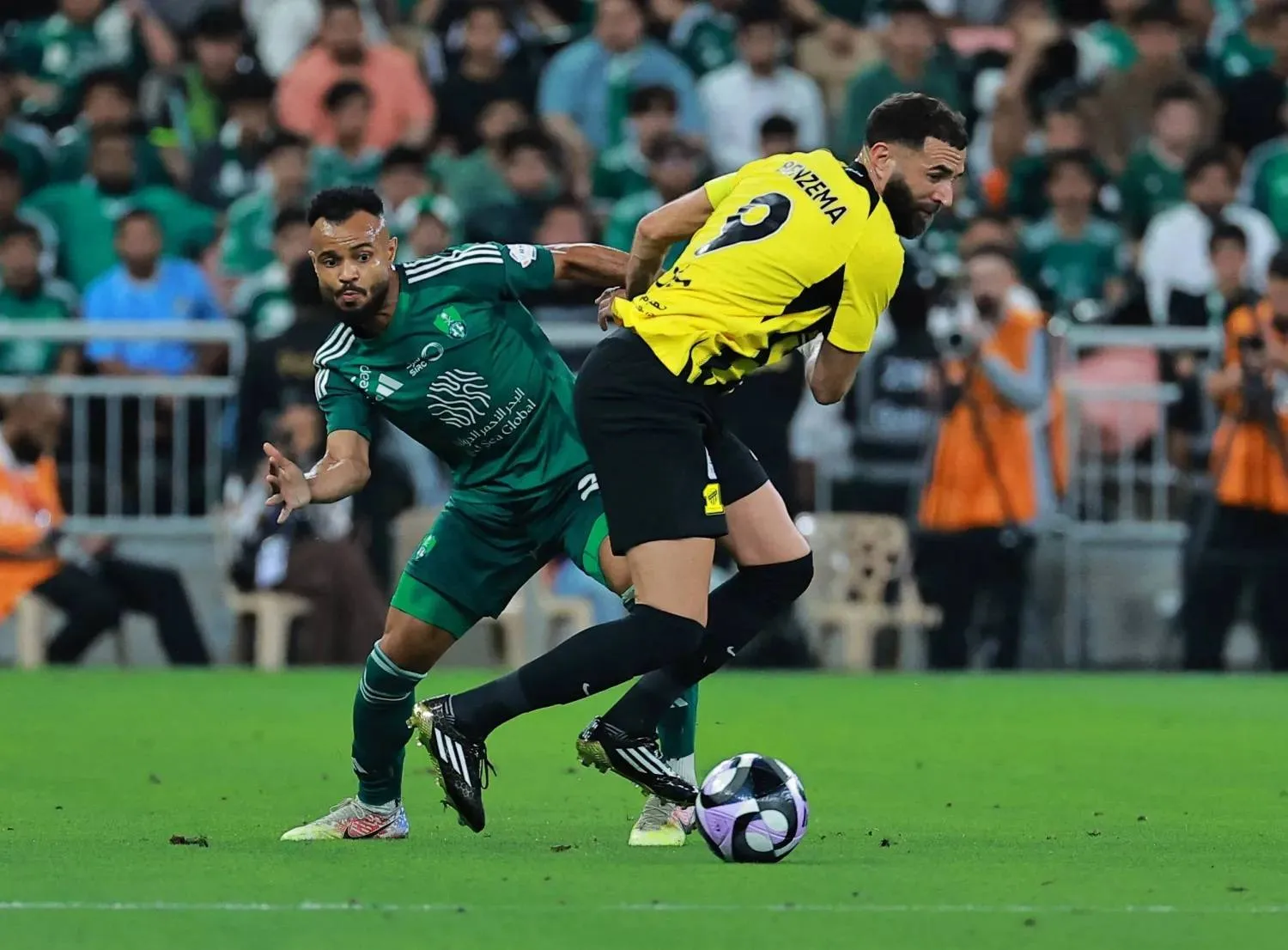 مجرشي في صراع على الكرة مع بنزيمة خلال منافسات الموسم الماضي (رويترز)